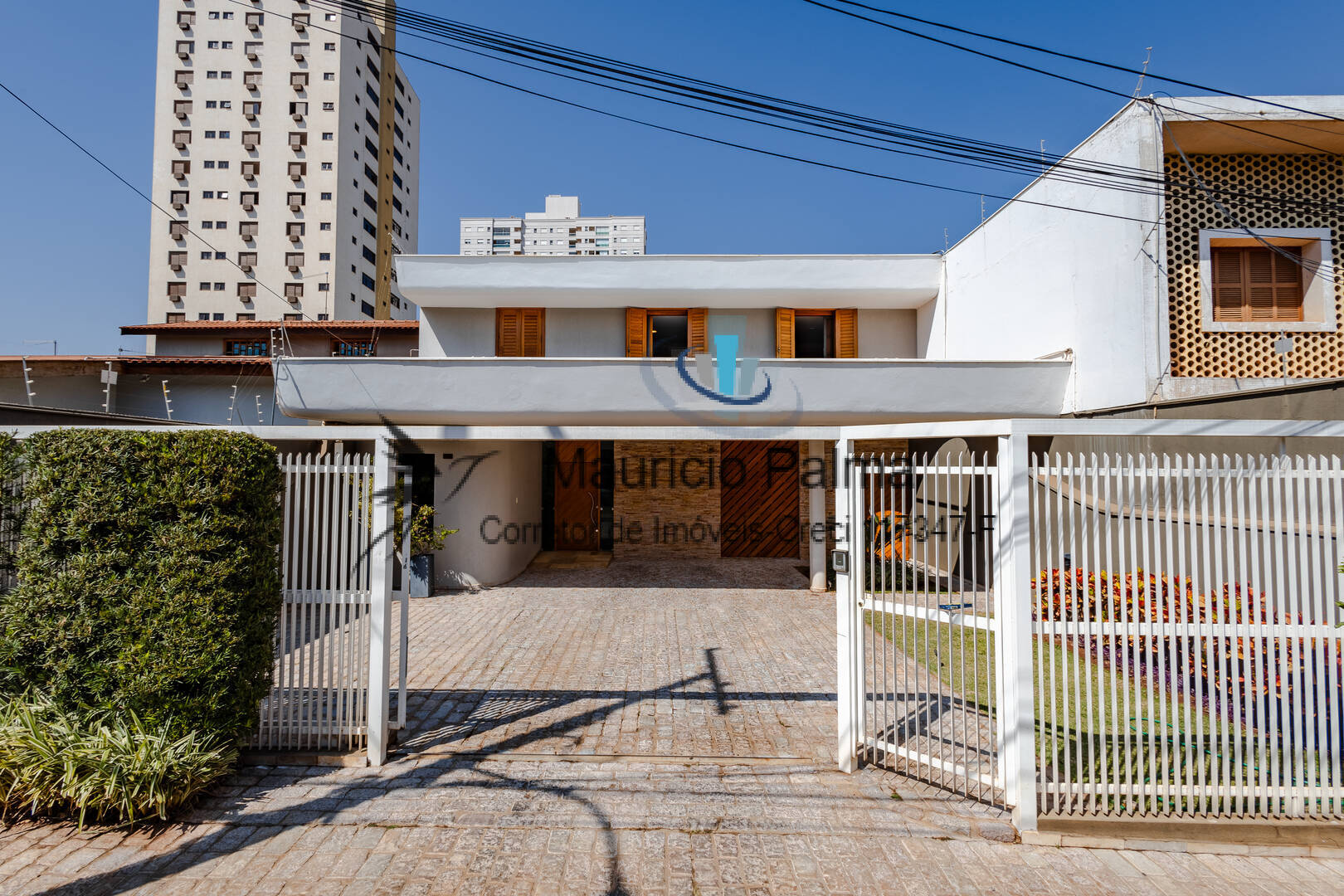 Casa à venda e aluguel com 4 quartos, 380m² - Foto 1